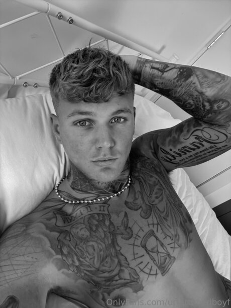 Urtattooedboyf nude pornstar pic