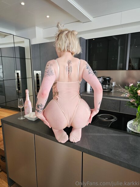 Julie Karkki star sexy photo