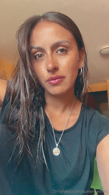 Queen Antoo model top pictures