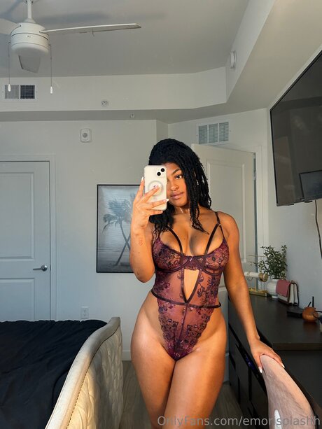 Emorisplashh star naked picture