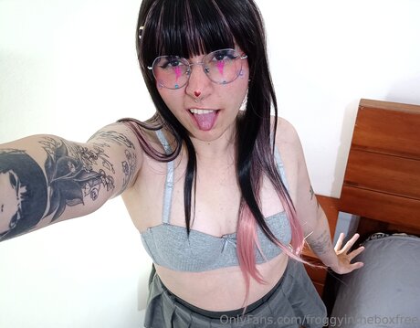 Froggyintheboxfree model nude images