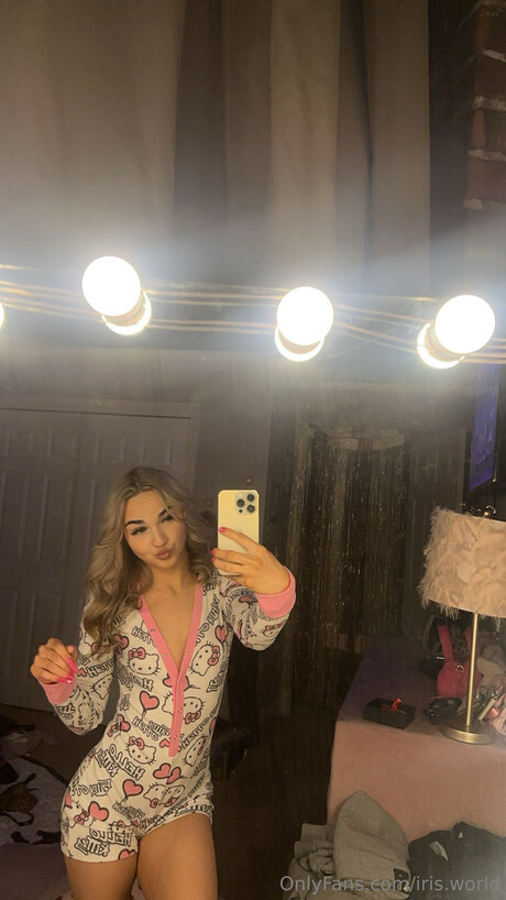 Iris World star pornographic picture