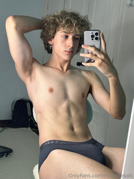 Itsgomesofc model nude photo