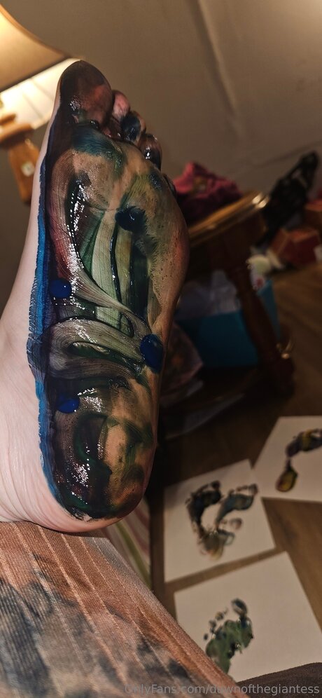 Dawnofthegiantess star naked photos