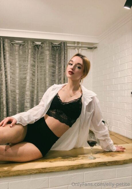 Elly Petite nude star img