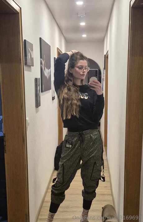 U353169692 model pornographic picture