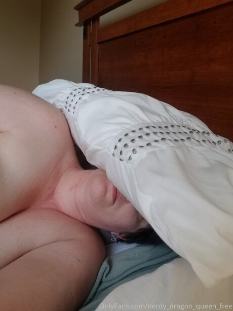 Nerdy Dragon Queen Free model naked img