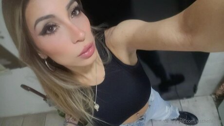 Esthefanya model naked photos