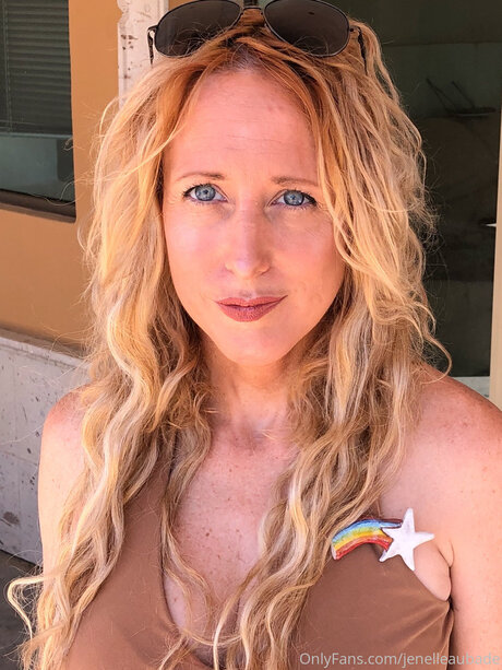 Jenelleaubade art actress pic