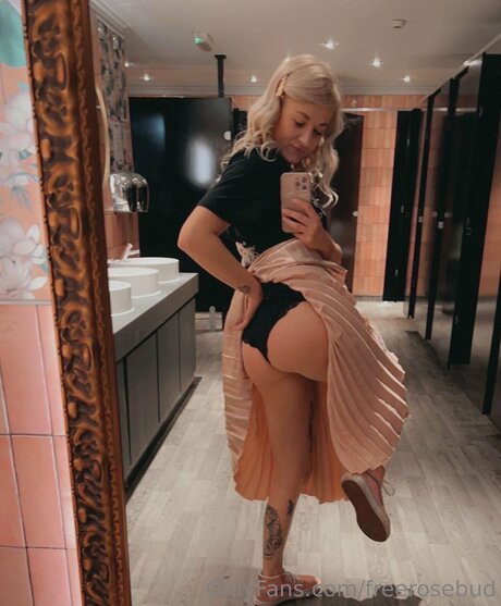 Freerosebud model sex galleries