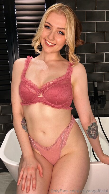 Emyangofficial star erotic pic