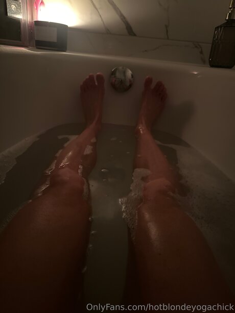 Hotblondeyogachick model exclusive photo