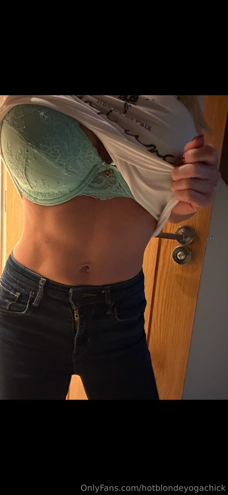 Hotblondeyogachick sex model photo