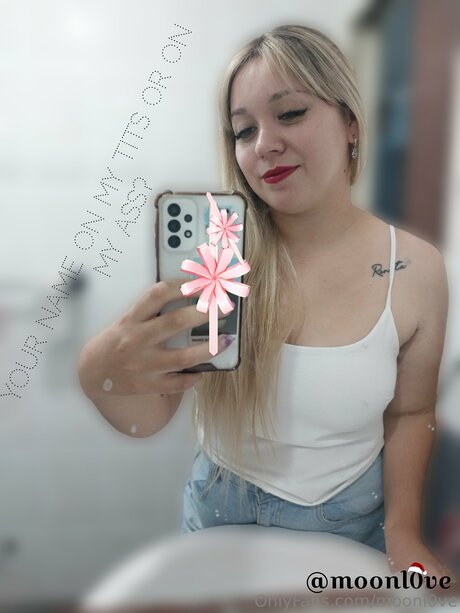 Moonl0ve nude pornstar pic