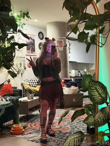 Lizlovelive 1995 actress pictures