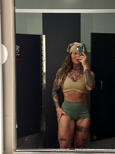 Lizlovelive 1995 model adult image