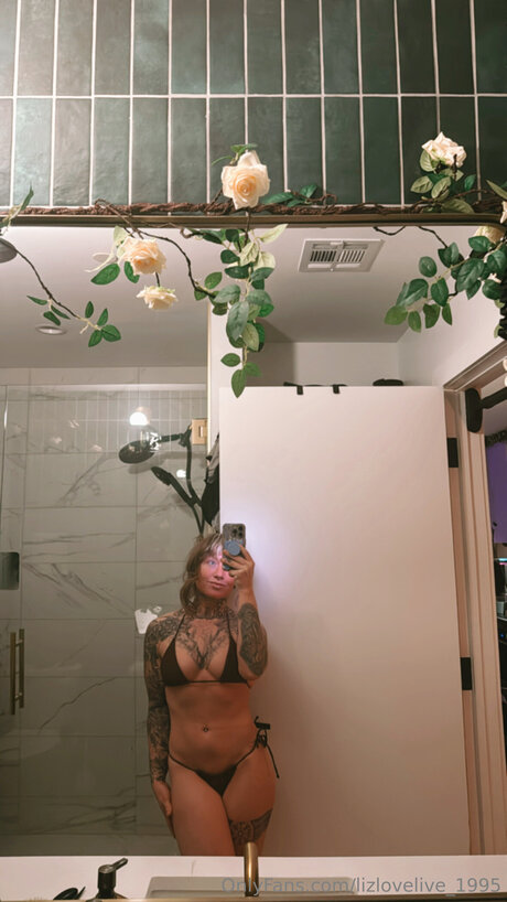 Lizlovelive 1995 model beautiful photos