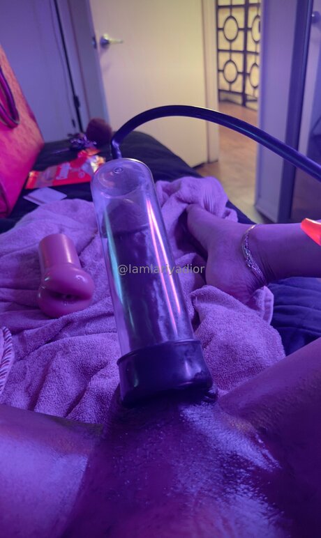 Fineassriyaa nude pornstar picture