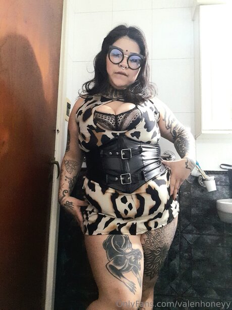 Valenhoneyy pornstar exclusive gallery