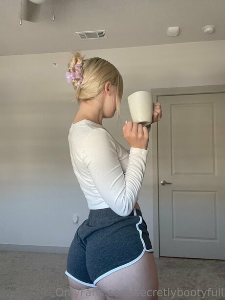 Secretlybootyfull xxx star image