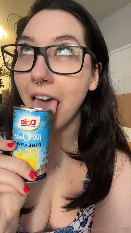 Charliecakes69 sexy model pic
