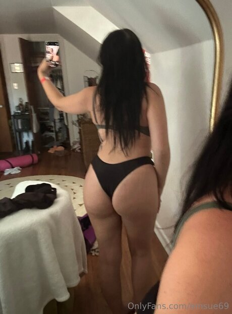 Emsue69 naked model pic