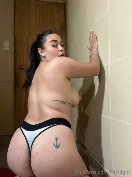 Flattiight model erotic photos
