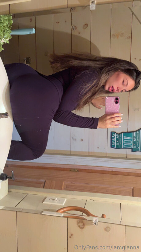 Iamgianna model art galleries