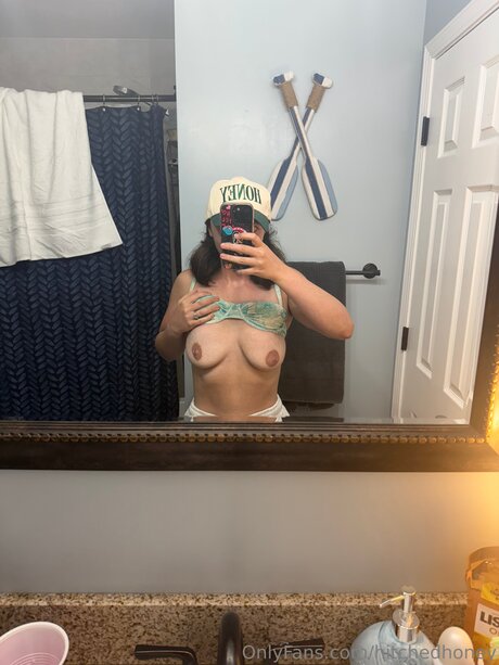 Hitchedhoney model nude picture