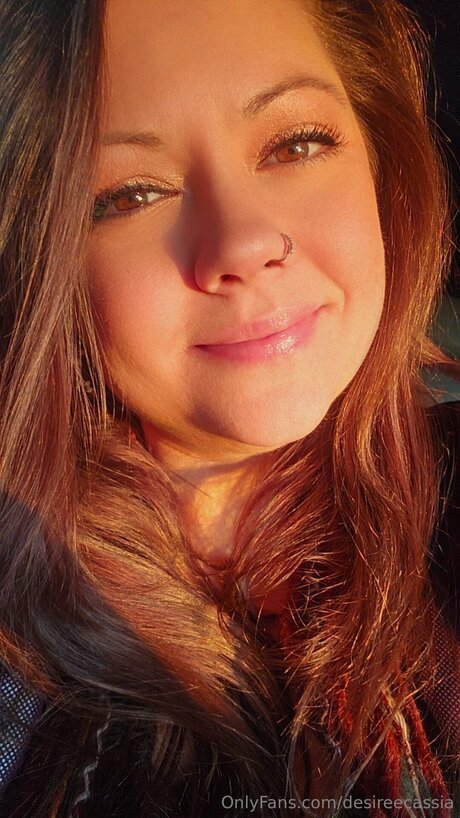 Desireecassia model top img