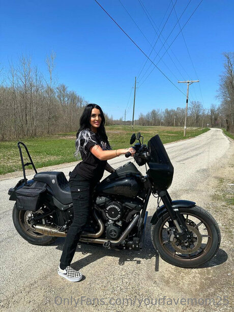 Yourfavemom25 pretty pornstar img