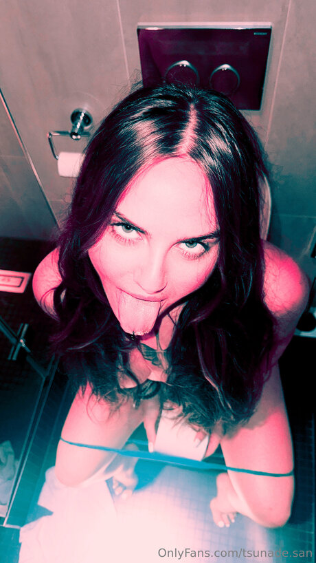 Tsunade San naked model pic