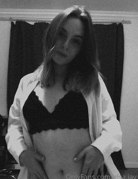 Elsa Jay perfect star pic