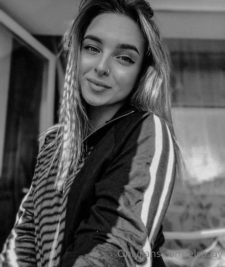 Elsa Jay pretty actress image