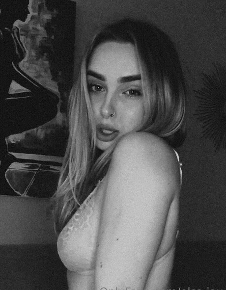 Elsa Jay Profile pic