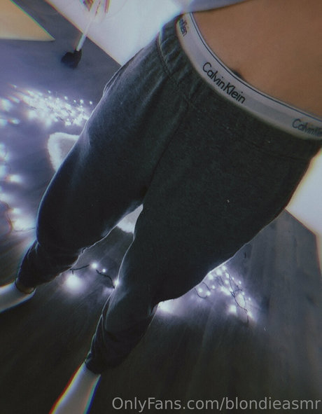 blondieasmr naked model photo