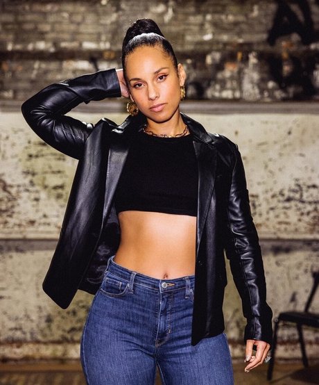 Alicia Keys model top pic