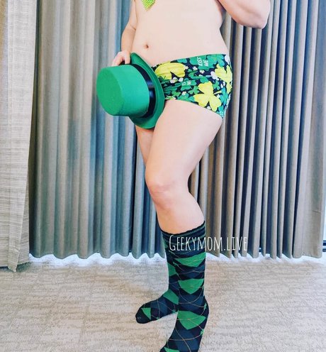 Geekymom Jess star high quality pics