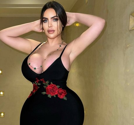 Noure Sahli model adult pics