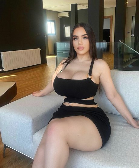 Noure Sahli art model photo