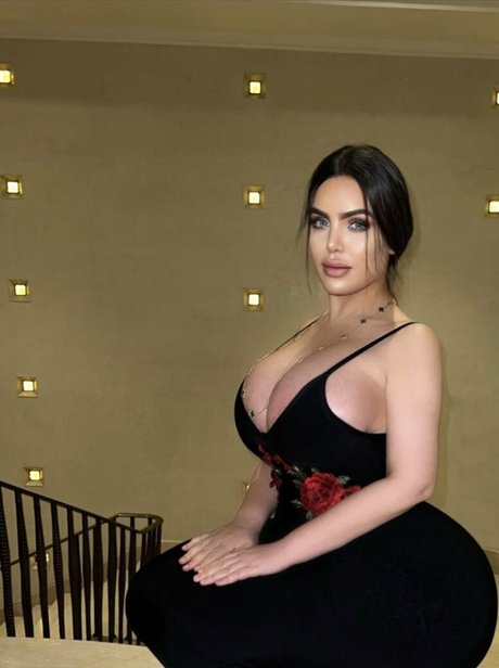 Noure Sahli adult model pic