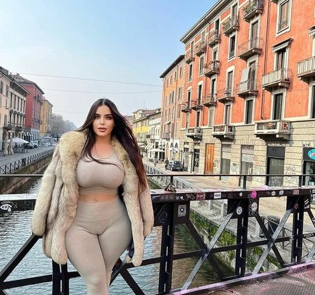 Noure Sahli naked model pics