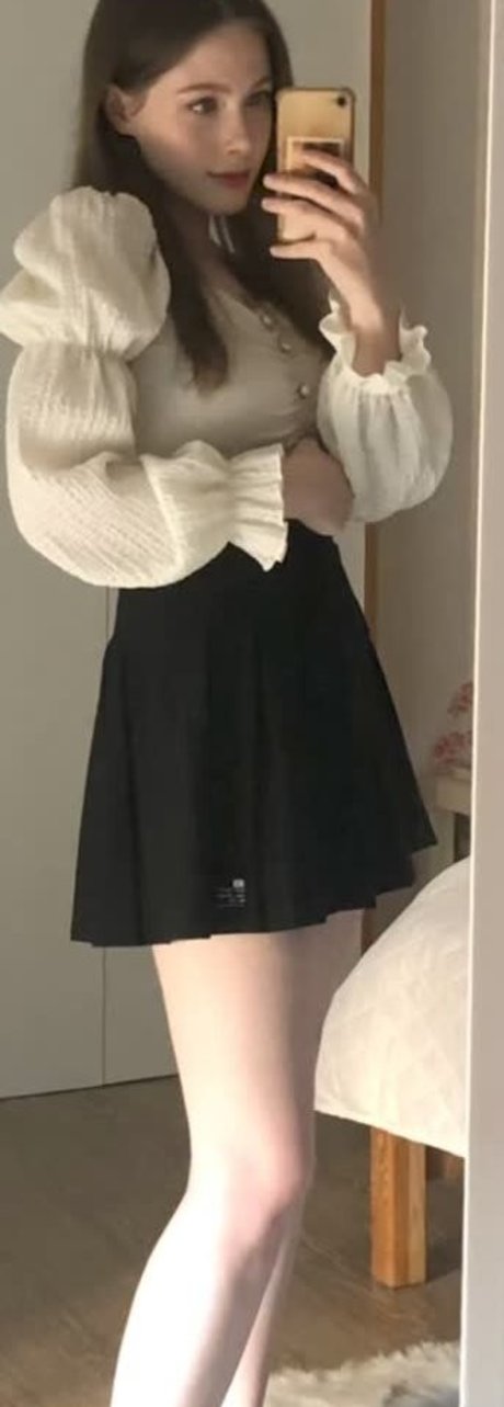 Pommys World model sexy image