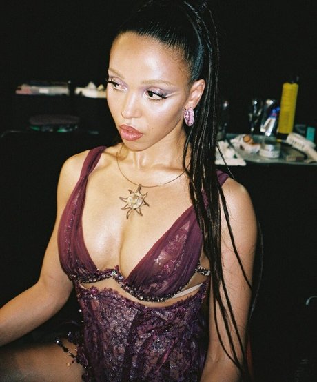 FKA Twigs star galleries