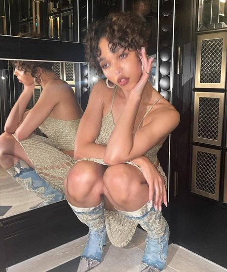 FKA Twigs beautiful star gallery