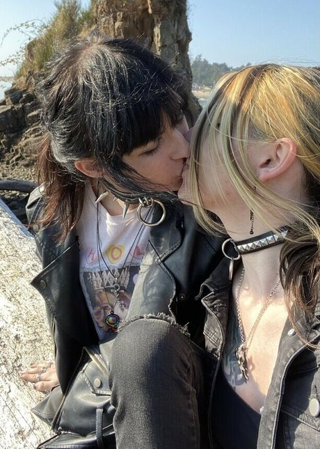 Devi Dionne model high quality img