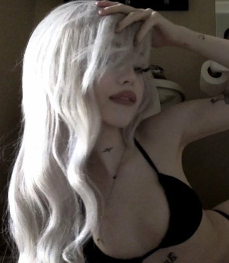 foulbones model hot pictures