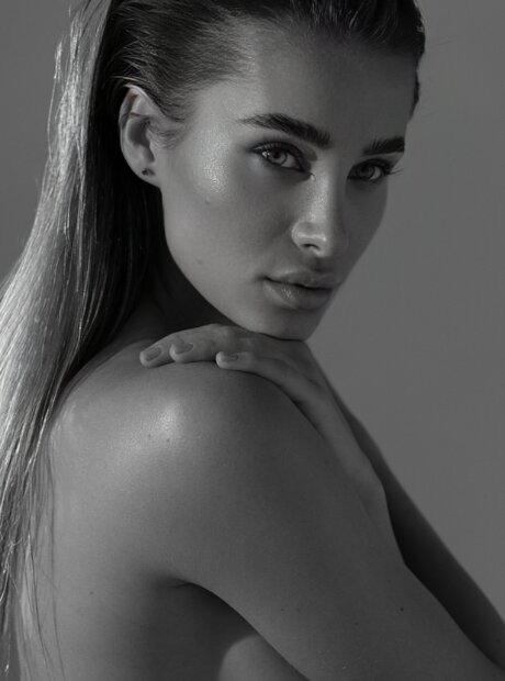 Aleksandra SKubis naked pornstar img