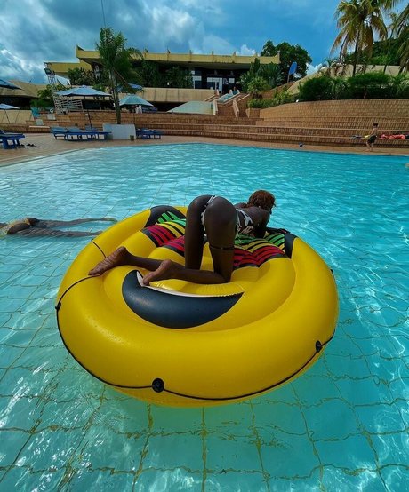 Awa Sanoko model adult pictures