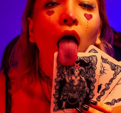 Alexiagwen model adult img